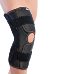 Genouillere avec articulation ouverte